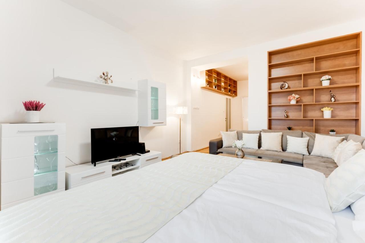 Exclusive Riverside Apartment In The Heart Of Praag Buitenkant foto